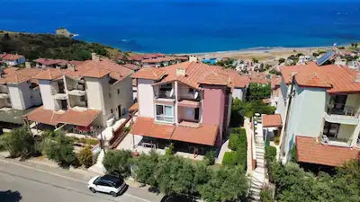 SEFERIHISAR ATATÜRK MAHALLESI PANORAMIK DENIZ MANZARALI, BAHÇELI VE EŞYALI 5+1 VİLLA