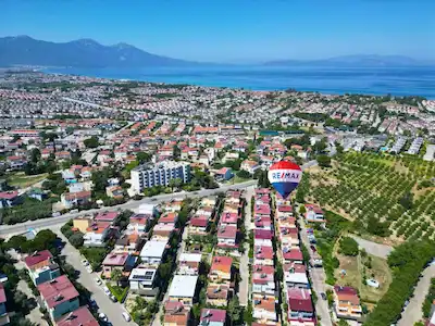 SOĞUCAKTA MERKEZE VE DENİZE YAKIN, FERAH TRİPLEKS YAZLIK!