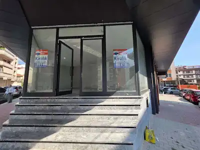 FLORYA METROBÜS DURAĞINDA YENİ BİNA KİRALIK 50 M2 DÜKKAN / OFİS