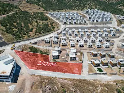 ÇANDARLI'NIN PRESTIJLI BÖLGESINDE DENIZ MANZARALI 2.110 M²VILLA
