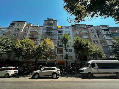 KARAKÖYDE 2+1 KAPALI MUTFAK ARA KAT CADDE ÜZERİNDE KİRALIK DAİRE