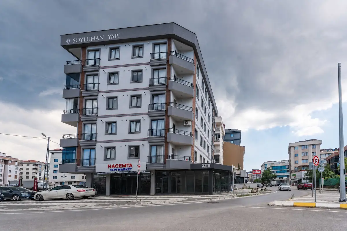 SULTANBEYLİ ADİL MAHALLESİ’NDE ANA CADDE ÜZERİNDE | 4. KAT | ASANSÖRLÜ | LÜKS 3+1 SATILIK DAİRE