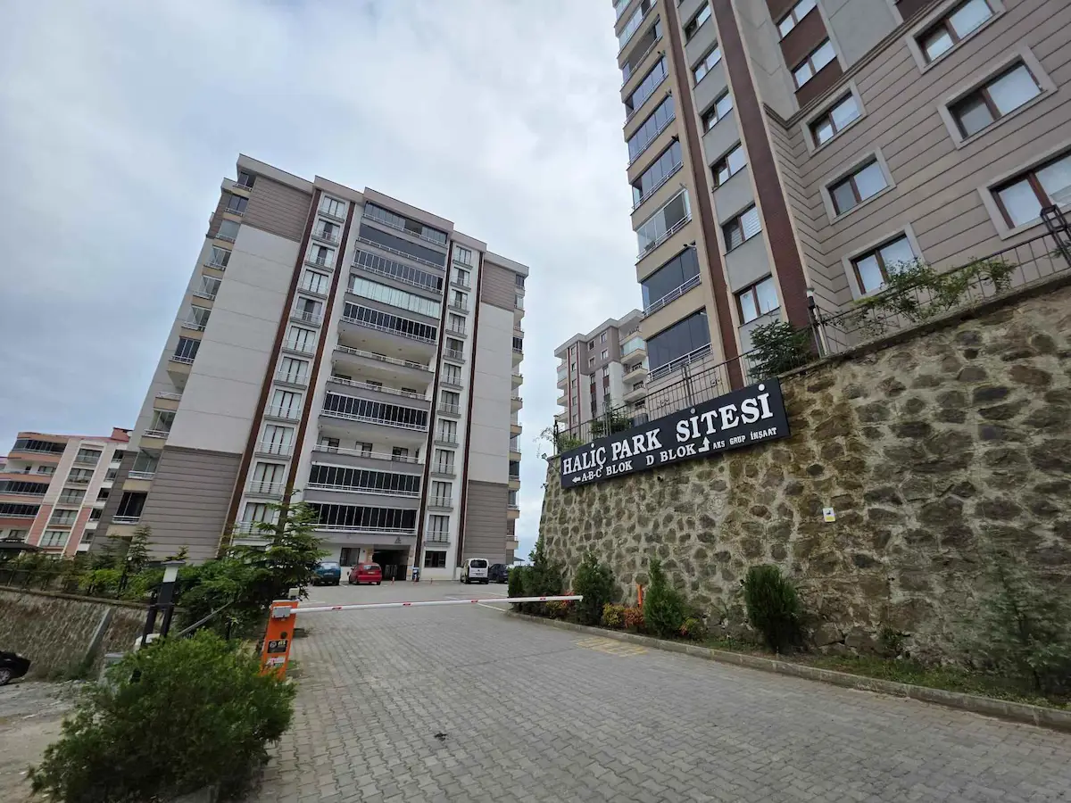 HALİÇPARK SİTESİN DE ARA KAT GENİŞ DAİRE (SATILIK)