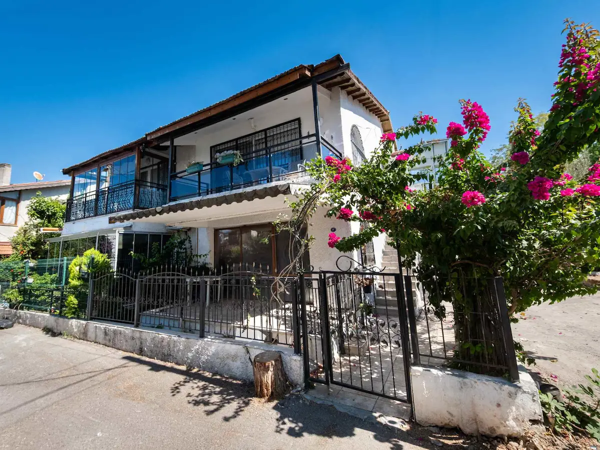 NARLIDERE ALTIEVLER’DE DENİZE 80M MESAFEDE 3+1 BAHÇE KATI SATILIK DAİRE