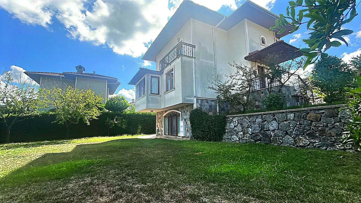 REMAX EBRU'DAN AYVALIDERE EVLERİNDE BAKIMLI KÖŞE KONUMLU VİLLA 2