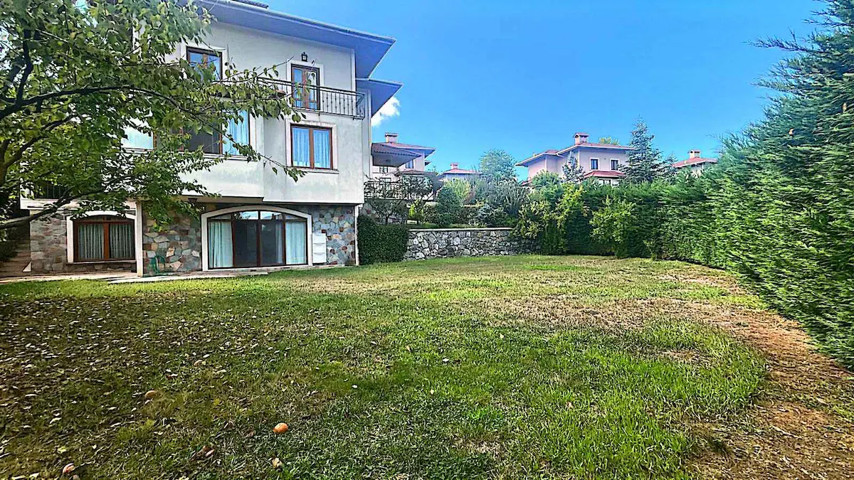 REMAX EBRU'DAN AYVALIDERE EVLERİNDE BAKIMLI KÖŞE KONUMLU VİLLA 3