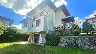 REMAX EBRU'DAN AYVALIDERE EVLERİNDE BAKIMLI KÖŞE KONUMLU VİLLA