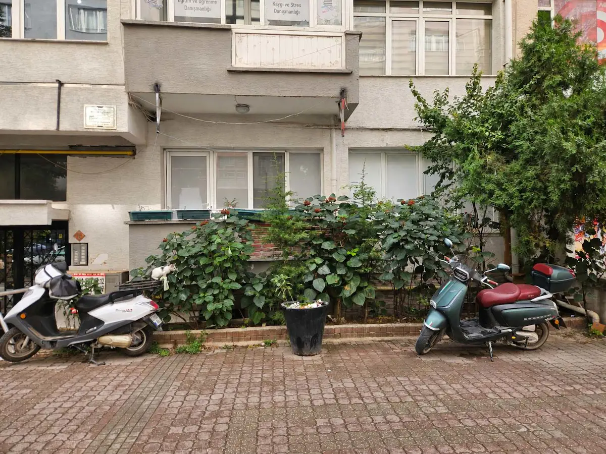 REMAX MOD'DAN KIZILCIKLI CD. AYRI MUTFAK BALKONLU KİRALIK 1+1