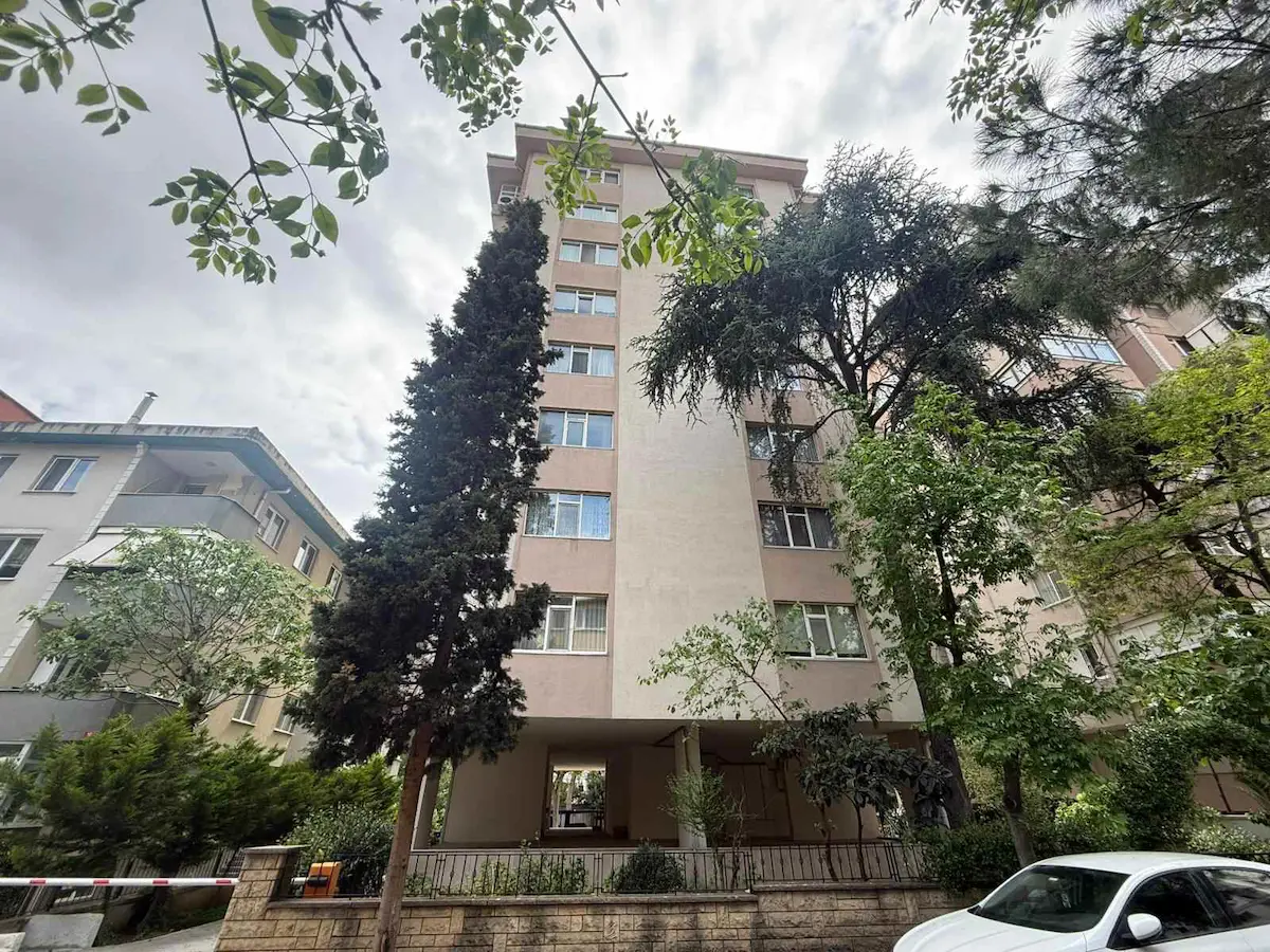 KOZYATAĞI 'NDA METRO VE MİNİBÜS CADDESİNE KOMŞU GENİŞ FERAH 120 METREKARE 3+1 KIRALIK