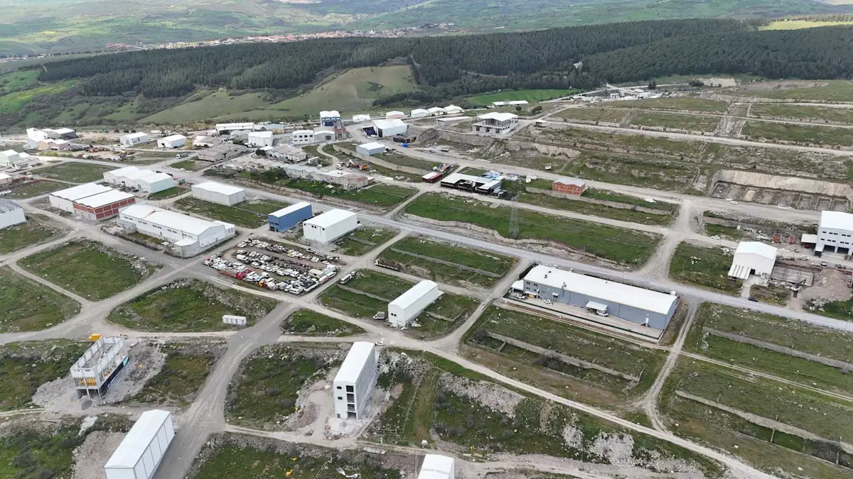 ALTIEYLÜL ORTAMANDIRA'DA OTOYOLA YAKIN, LOJİSTİK AVANTAJLI 2 KATLI SIFIR TİCARİ BİNA
