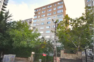 İÇERENKÖYDE YEŞİLLİKLER İÇİNDE M4 METROYA YAKIN OTOPARKLI TEMİZ BOYALI GENİŞ 3+1