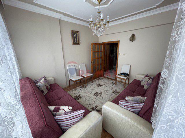 REMAX DELUXE'den 95 EVLER PAZAR SOKAĞINDA 3+1 ARAKAT KİRALIK