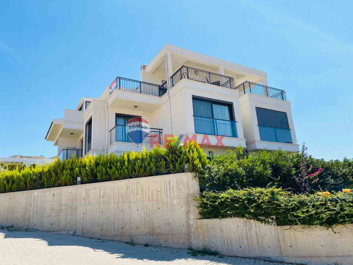 KAHRAMANDERE' DE SITE İÇINDE EŞYALI 3+1 KİRALIK TRIBLEKS VILLA