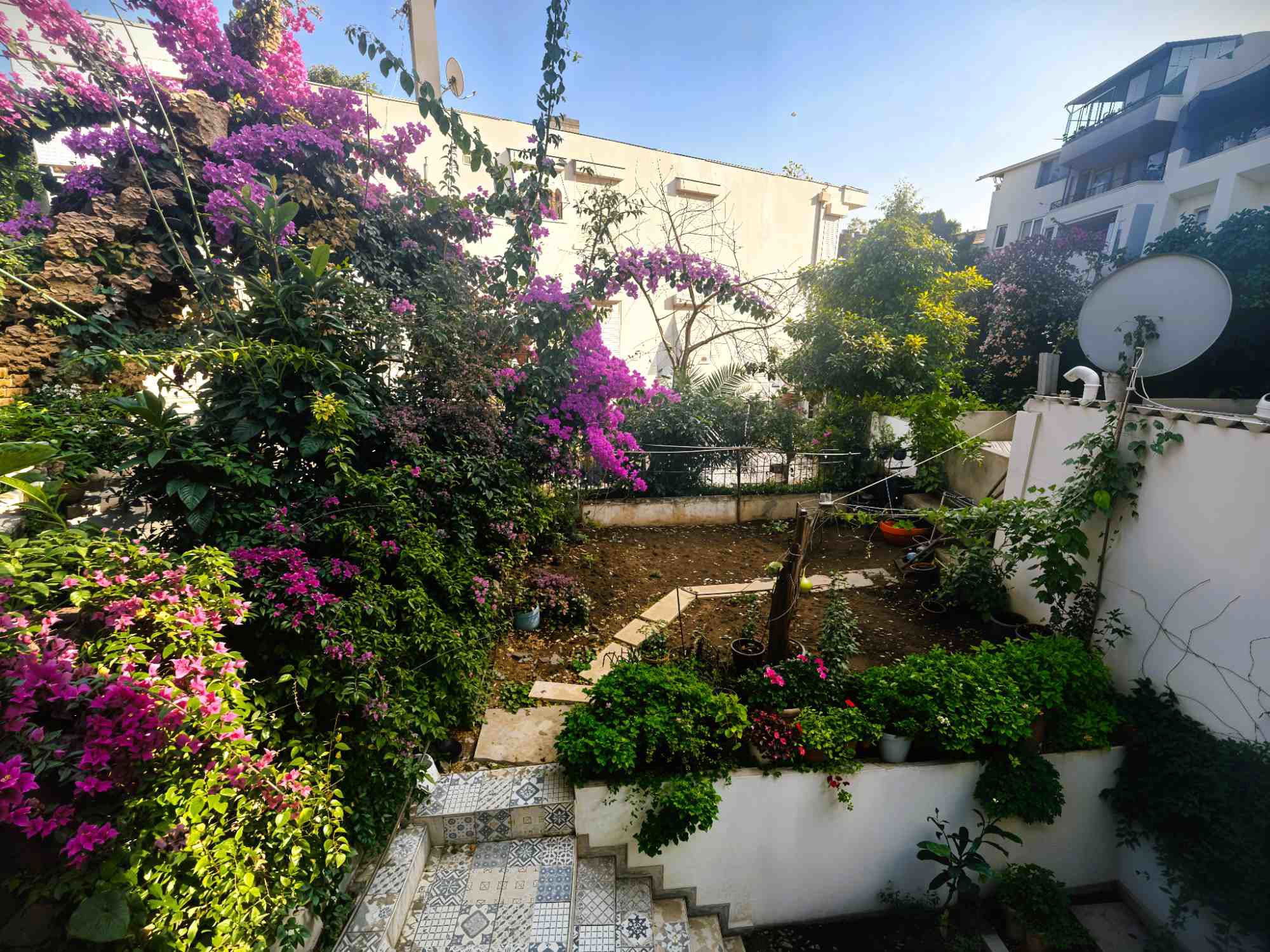 BÜYÜKADA'NIN MERKEZİNDE VE EN SAKİN SOKAĞINDA İÇİ YENİLENMİŞ 2+1