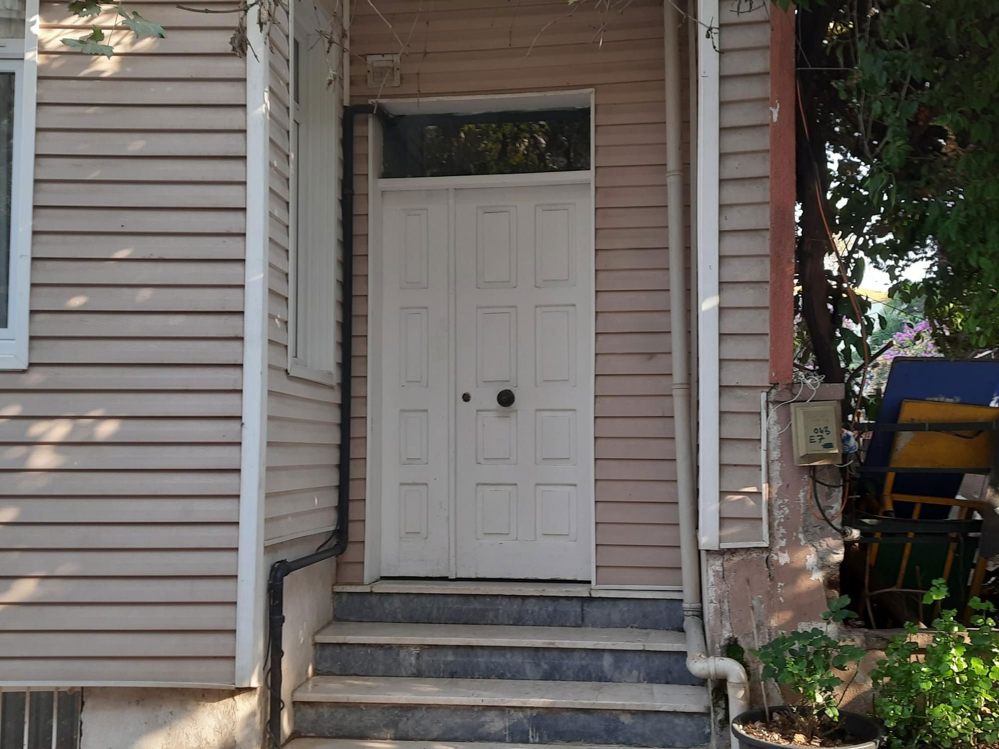 BÜYÜKADA'NIN MERKEZİNDE VE EN SAKİN SOKAĞINDA İÇİ YENİLENMİŞ 2+1