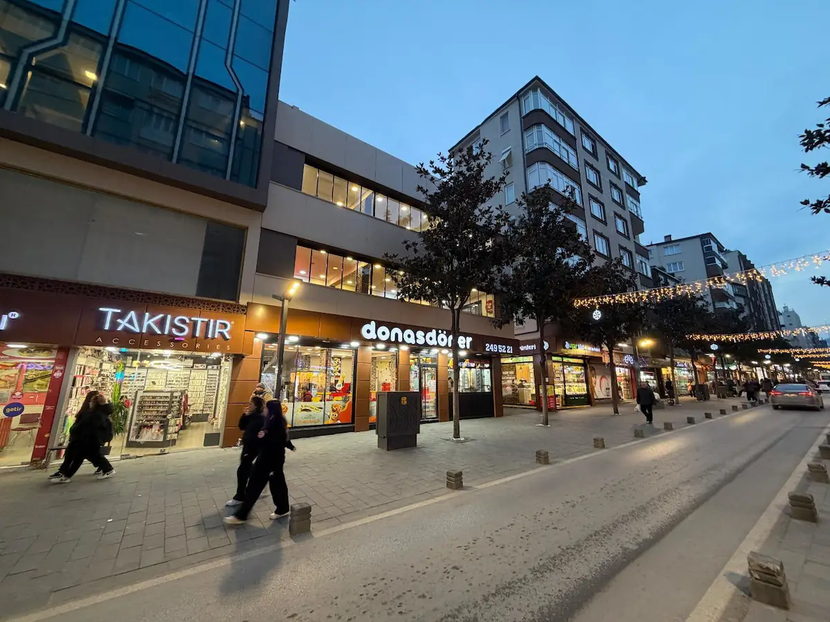 RE/MAX YAZ'DAN MİLLİ KUVVETLER CAD. ÜZERİNDE SATILIK KOMPLE BİNA