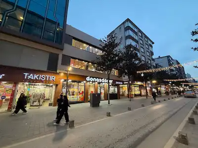 RE/MAX YAZ'DAN MİLLİ KUVVETLER CAD. ÜZERİNDE SATILIK KOMPLE BİNA 