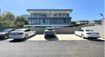 REMAX BEYAZ GÜMÜŞTEPE’DE SİTE İÇİ MÜSTAKİL HAVUZLU SIFIR TRİPLEKS VİLLA