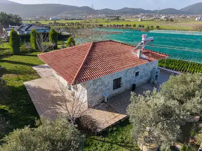 URLA BİRGİDE 8.5 DÖNÜM ARAZİLİ DOĞA İÇİNDE İSKANLI TAŞ EV!