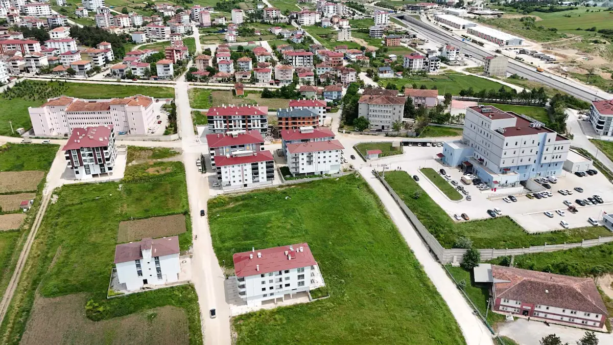 KAVAK'IN EN DEĞERLİ LOKASYONUNDA KAT KARŞILIĞI ARSA