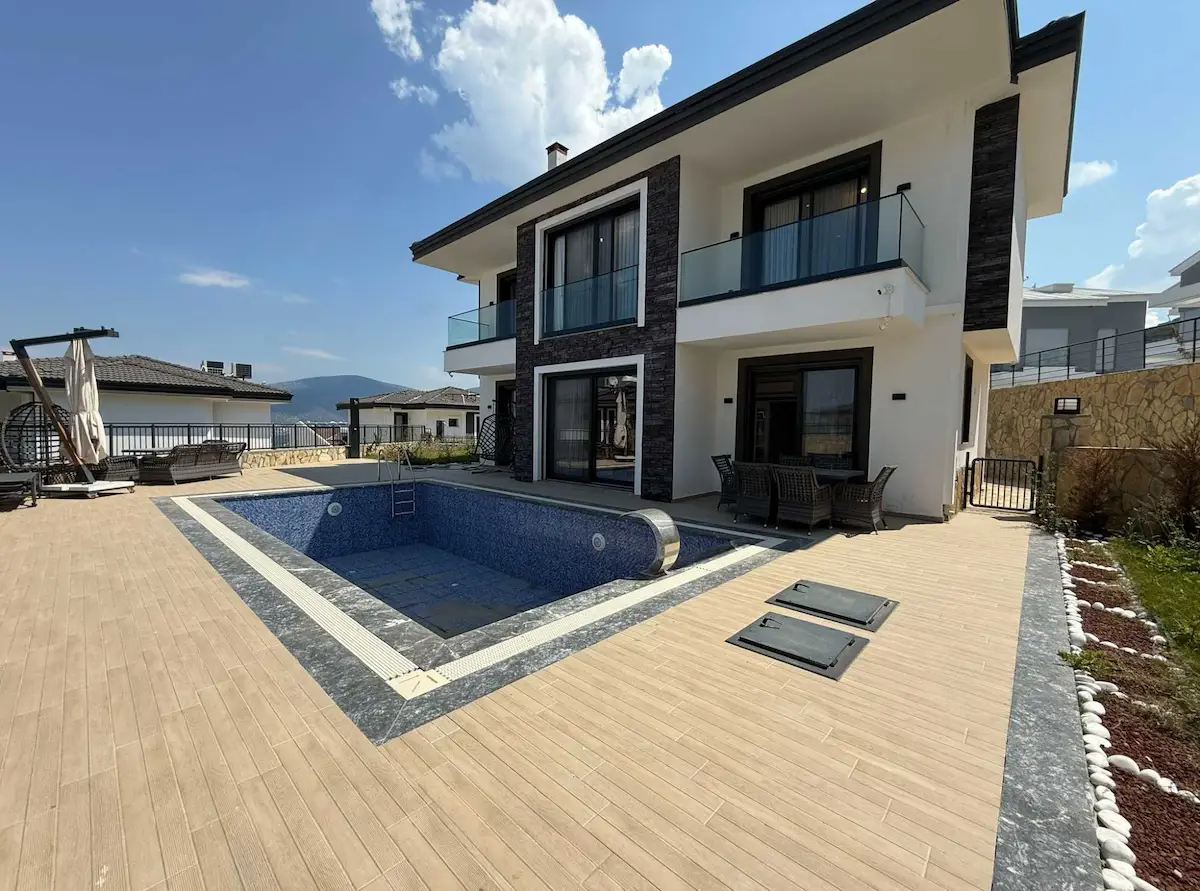 GENIŞ BAHÇELI, ÖZEL HAVUZLU 4+1 PREMIUM VILLA !!!