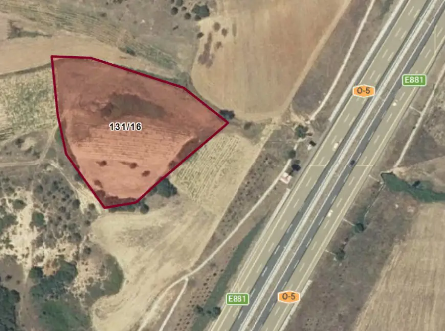RE/MAX YAZ'DAN İÇİNDE ÇEŞME BULUNAN SATILIK TARLA