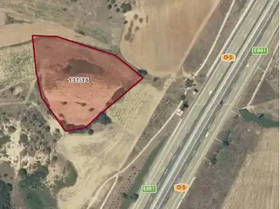 RE/MAX YAZ'DAN İÇİNDE ÇEŞME BULUNAN SATILIK TARLA