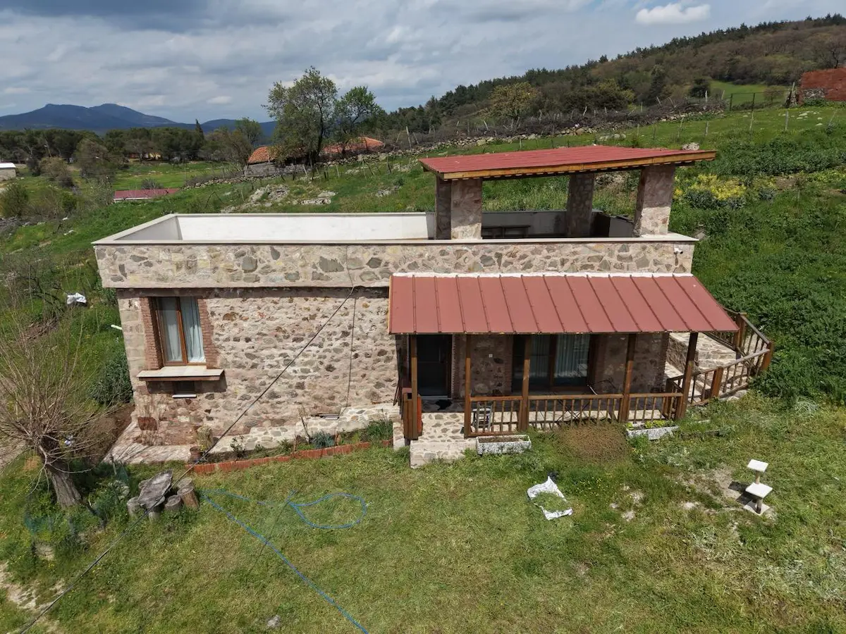 ÇANAKKALE BAYRAMİÇ SATILIK FIRSAT BAHÇELİ VE TERASLI TAŞ EVLER