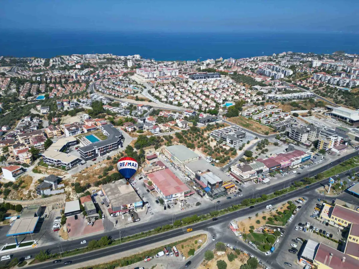 KUŞADASI SANAYİ KARŞISI – YOĞUN ARAÇ TRAFİĞİNE SAHİP 3 KATLI DÜKKAN