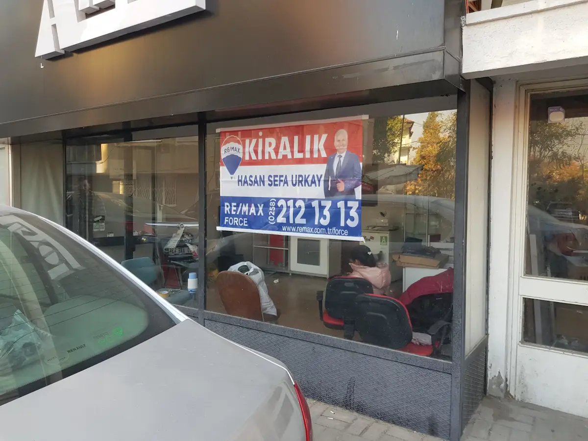 PAMUKKALE 15 MAYIS MAH. ÇINAR PTT ARKASI CADDE ÜZERİ GİRİŞ KAT 55 M² KİRALIK OFİS