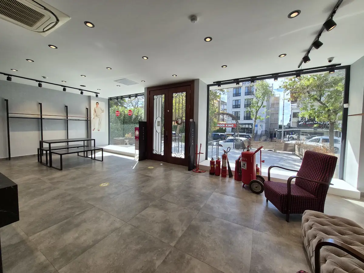 REMAX DİNAMİK'TEN 250M2+650 M2 DEPOLU MERKEZİ LOKASYONDA KİRALIK DÜKKAN