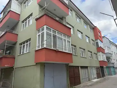 SAKARYA SERDİVAN AVM 'YE 100 MT ZAFER SİTESİ OTOPARKLI  3+1 ARAKAT SATILIK DAİRE