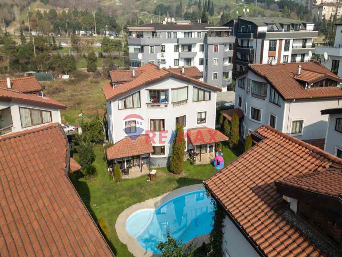 İZMİT PLAJYOLUNDA 4+1 TRİPLEKS SATILIK VİLLA