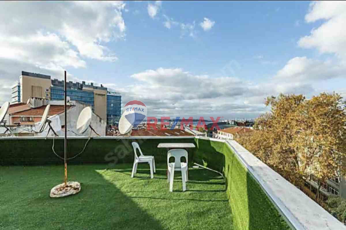 MODA'DA ORTAK TERASLI DENİZ MANZARALI 2+1 EŞYALI DAİRE