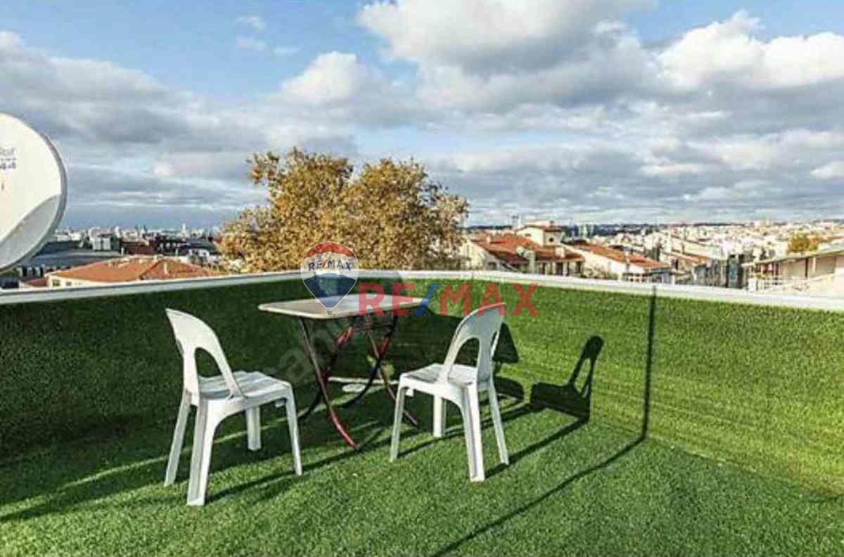 MODA'DA ORTAK TERASLI DENİZ MANZARALI 2+1 EŞYALI DAİRE