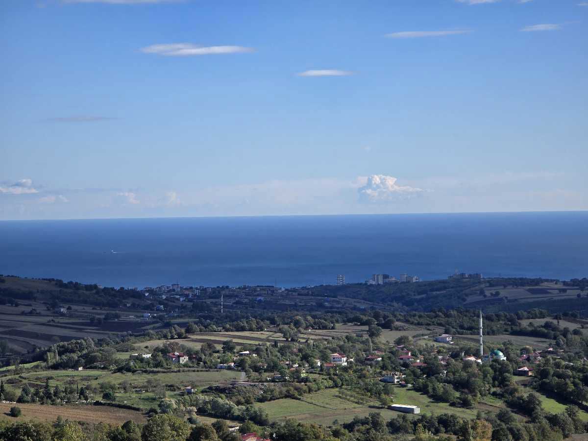 ATAKUM ÇAMLIYAZI’NDA FULL DENİZ MANZARALI 1363 M² YATIRIMLIK TARLA