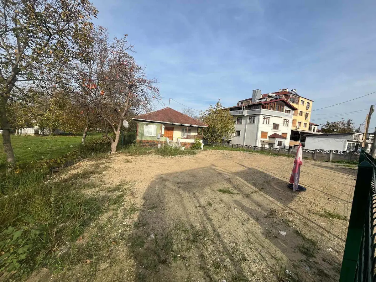SAPANCA KIRKPINAR’DA TICARI + KONUT İMARLI  SATILIK KÖŞE PARSEL ARSA 