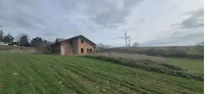 SİLİVRİ FENERKÖY'DE ÜZERİNDE İZİNLİ 280 M² NATAMAM YAPI BULUNAN 25.643 M² ARAZİ