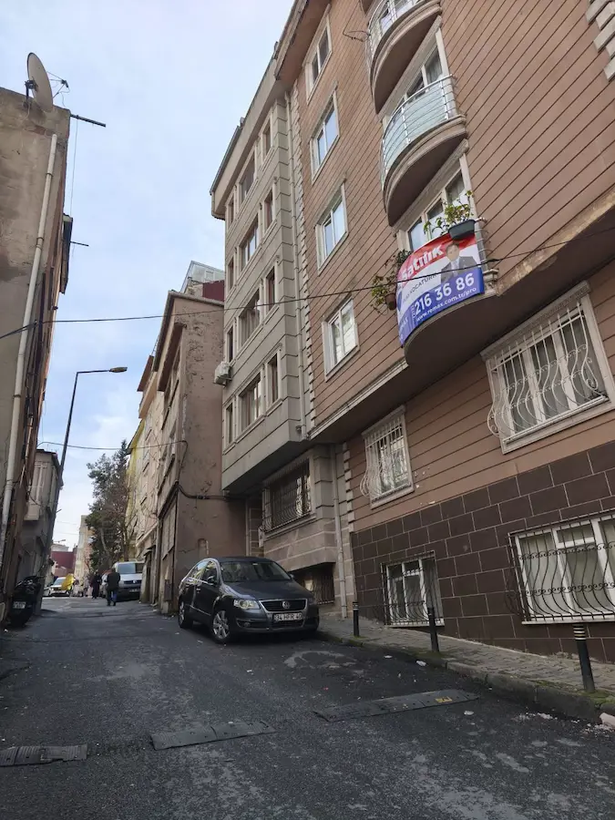 ŞIŞLI PAŞA'DA 2+1 ASANSÖRLÜ AYRI MUTFAK VE BALKONLU FIRSAT DAIRE 