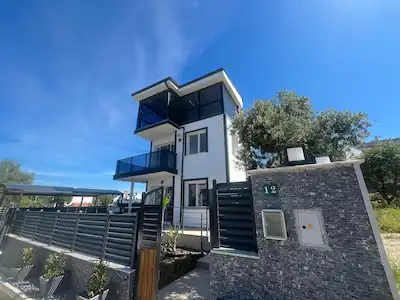 REMAX YELKEN'DEN ÖMÜR BELDESINDE SATILIK 4+1 SIFIRLANMIŞ TRIPLEX VILLA