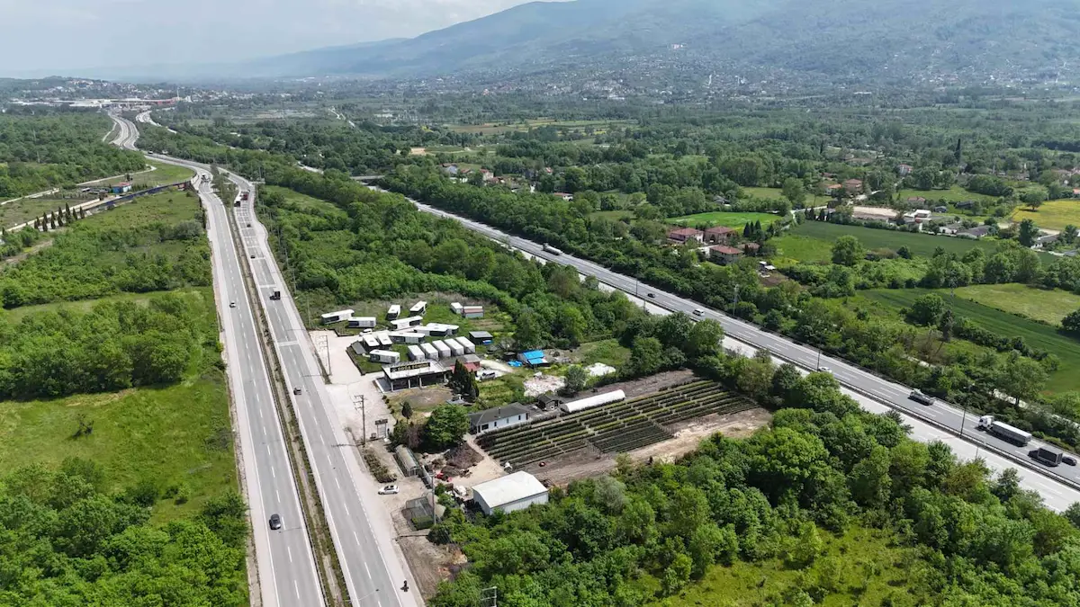 SAPANCA YOLUNA 50 METRE CEPHELİ 4.263 M2 TİCARİ ARSA