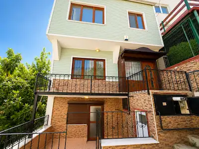 ARNAVUTKÖY’DE AYAZMA PARKI KARŞISI BOĞAZ MANZARALI 3 KATLI MÜSTAKİL