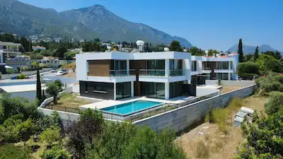 GIRNE OZANKÖY'DE DENIZ VE DAĞ MANZARALI LÜKS VILLA