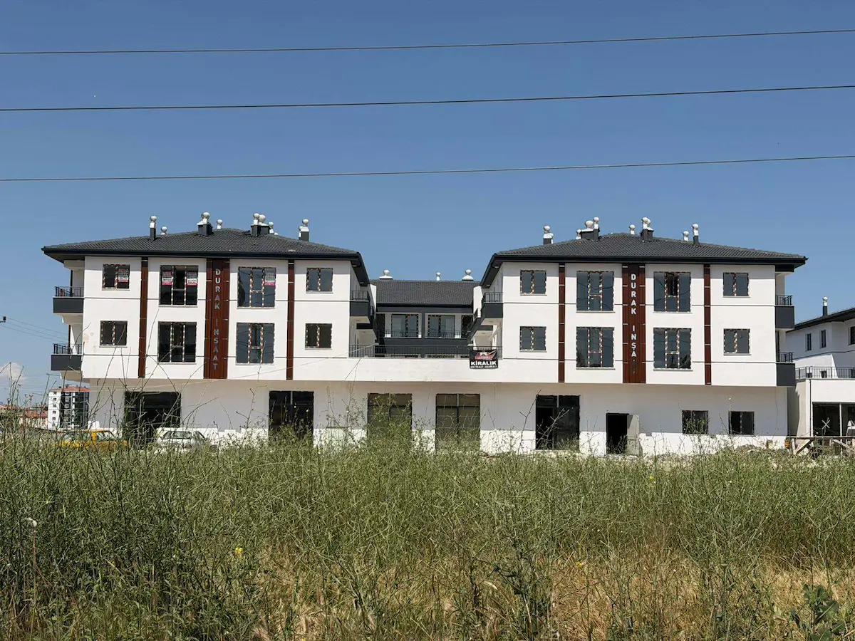 YENİ ÇİMŞİT'TE SARAYCIK BÖLGESİNE ÇOK YAKIN SIFIR 1+1 DAİRE