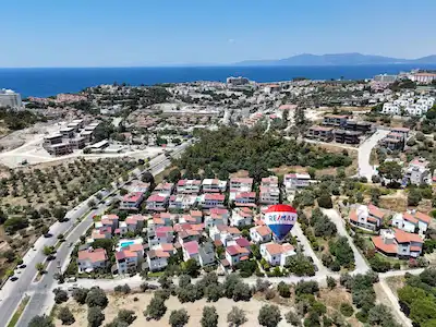 SATILIK ÖZBEK SİTESİNDE GENIŞ BAHÇE KULLANIMLI KÖŞE KONUMLU FERAH 4+1 VILLA