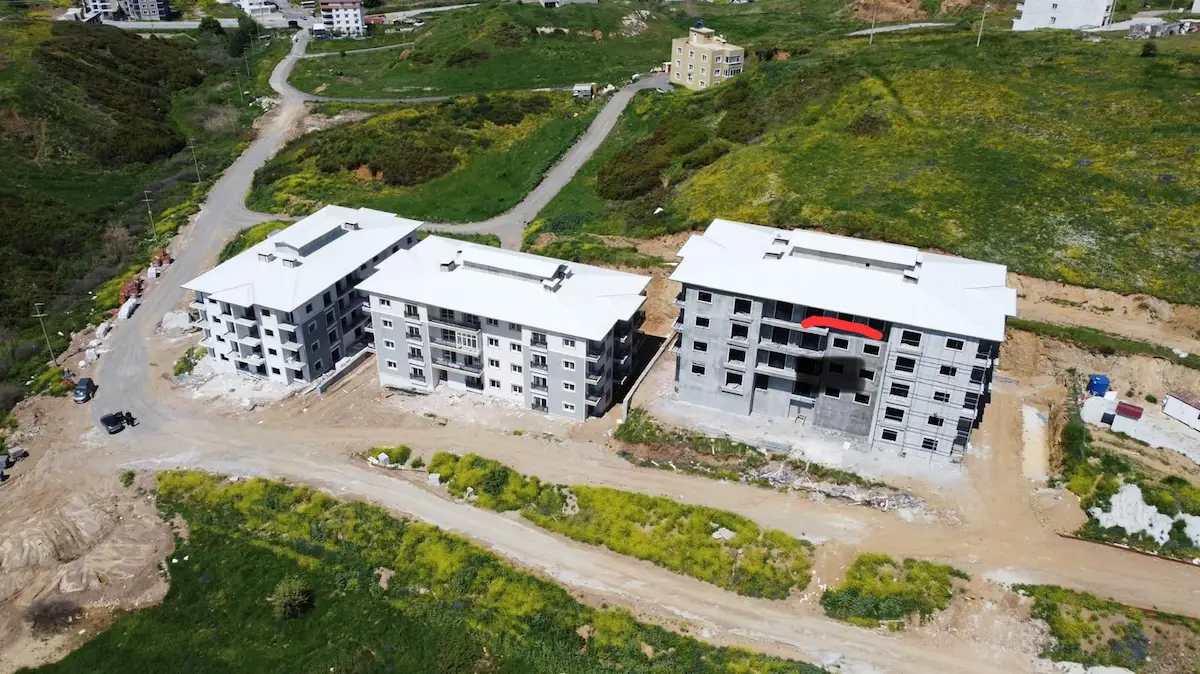 ALİAĞA ÖRNEKKENT’TE SIFIR 2+1 | 3 CEPHELİ (D-G-B) | BALKONLU | KREDİYE UYGUN