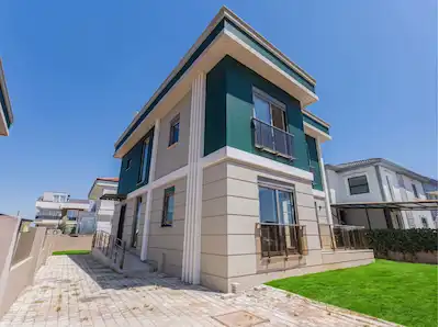 DÖŞEMEALTI ÇIPLAKLI DA PREJTIJLI KONUMDA MÜSTAKIL 4+1 VİLLA