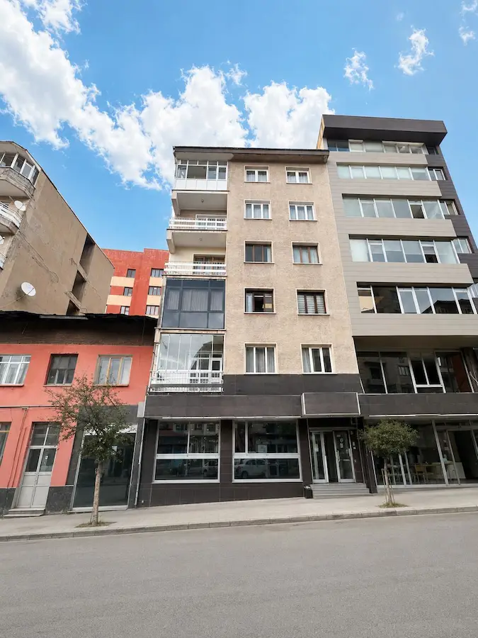 REMAX ARTIS'TEN SARAYBOSNA CADDESI'NDE SATILIK 3+1 DAIRE