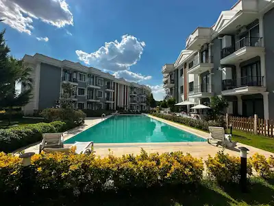 KARAALİ VİLLALAR BÖLGESİNDE SATILIK 1+1 BAHÇELI EŞYALI DAİRE 