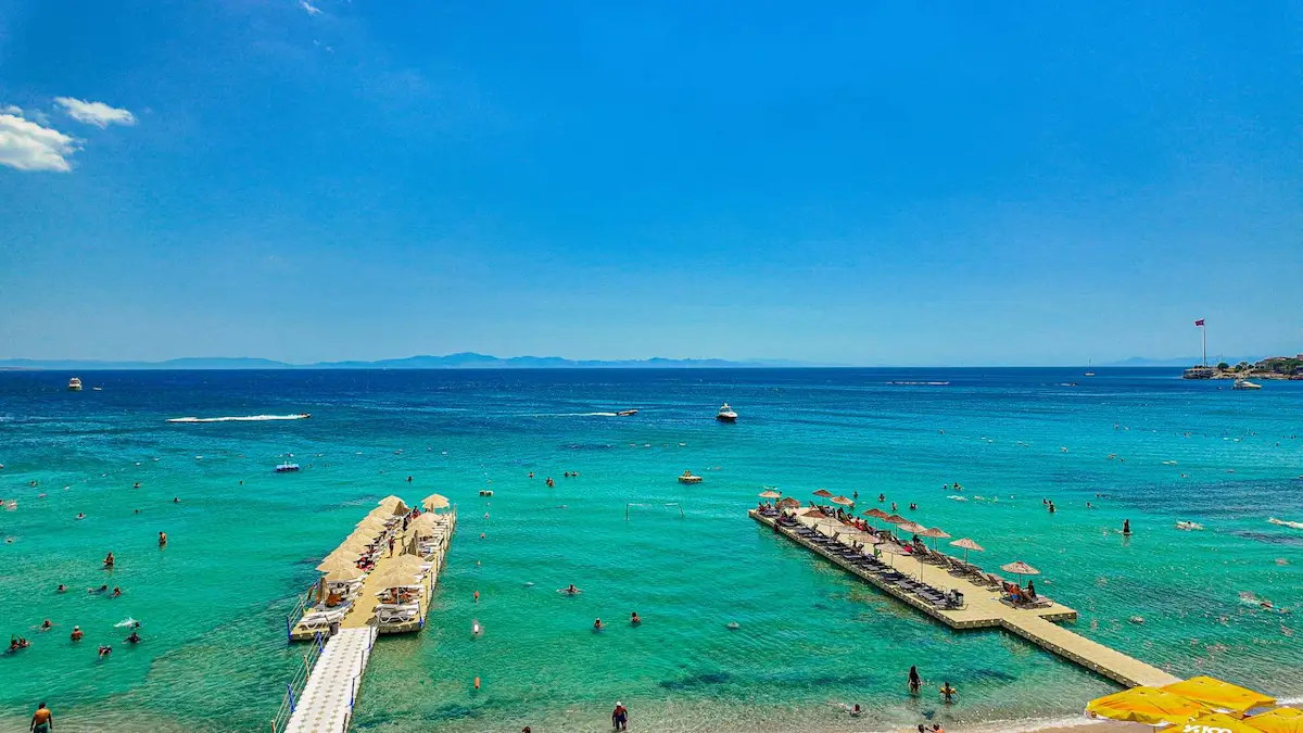 DIDIM ALTINKUM’DA SATILIK DENIZ MANZARALI DENIZE SIFIR 4+2 EŞYALI DUBLEKS DAIRE